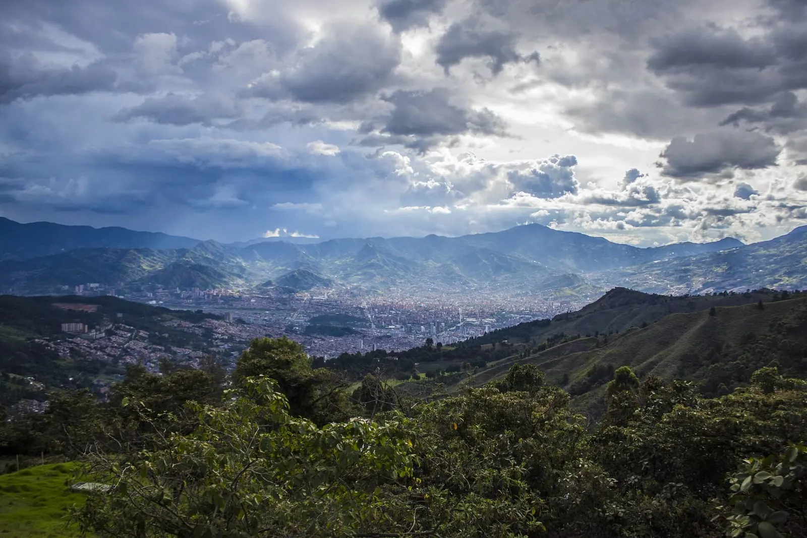 Blick über Medellín und die Berge Kolumbiens