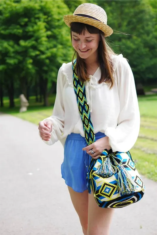 Frau mit Hut und Mochila im Park